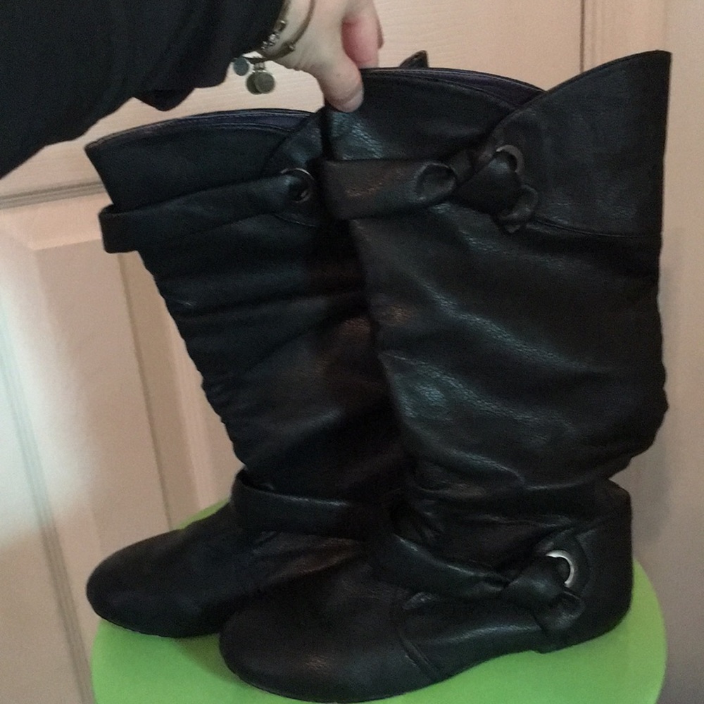 Volatile black leather boots with knotted details.